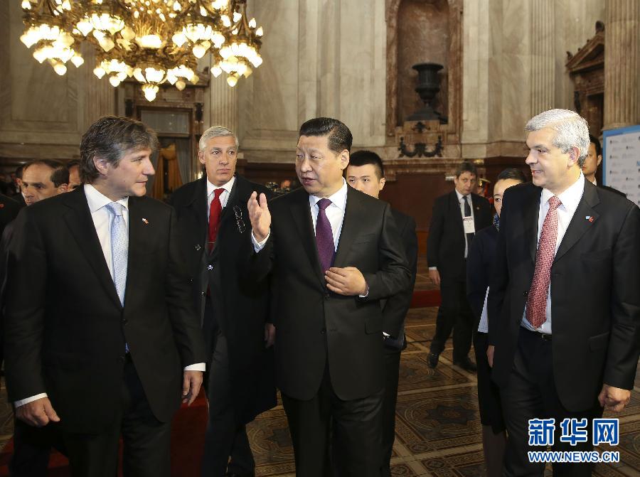 當地時間7月19日,國家主席習近平在布宜諾斯艾利斯會見阿根廷副總統兼參議長布杜(前左)和眾議長多明格斯(前右)。 新華社記者丁林攝  當地時間7月19日,國家主席習近平在布宜諾斯艾利斯會見阿根廷副總統兼參議長布杜(前左)和眾議長多明格斯(前右)。 新華社記者丁林攝