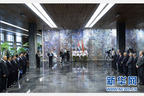 當(dāng)?shù)貢r(shí)間7月22日,國(guó)家主席習(xí)近平在哈瓦那接受古巴政府授予的“何塞·馬蒂”勛章。古巴國(guó)務(wù)委員會(huì)主席兼部長(zhǎng)會(huì)議主席勞爾·卡斯特羅為習(xí)近平佩戴勛章。新華社記者馬占成攝 當(dāng)?shù)貢r(shí)間7月22日,國(guó)家主席習(xí)近平在哈瓦那接受古巴政府授予的“何塞·馬蒂”勛章。古巴國(guó)務(wù)委員會(huì)主席兼部長(zhǎng)會(huì)議主席勞爾·卡斯特羅為習(xí)近平佩戴勛章。新華社記者馬占成攝