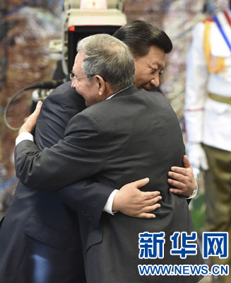 當(dāng)?shù)貢r(shí)間7月22日,國(guó)家主席習(xí)近平在哈瓦那接受古巴政府授予的“何塞·馬蒂”勛章。古巴國(guó)務(wù)委員會(huì)主席兼部長(zhǎng)會(huì)議主席勞爾·卡斯特羅為習(xí)近平佩戴勛章。新華社記者馬占成攝 當(dāng)?shù)貢r(shí)間7月22日,國(guó)家主席習(xí)近平在哈瓦那接受古巴政府授予的“何塞·馬蒂”勛章。古巴國(guó)務(wù)委員會(huì)主席兼部長(zhǎng)會(huì)議主席勞爾·卡斯特羅為習(xí)近平佩戴勛章。新華社記者馬占成攝