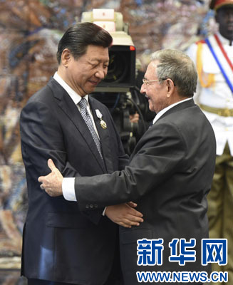 當(dāng)?shù)貢r(shí)間7月22日,國(guó)家主席習(xí)近平在哈瓦那接受古巴政府授予的“何塞·馬蒂”勛章。古巴國(guó)務(wù)委員會(huì)主席兼部長(zhǎng)會(huì)議主席勞爾·卡斯特羅為習(xí)近平佩戴勛章。新華社記者馬占成攝 當(dāng)?shù)貢r(shí)間7月22日,國(guó)家主席習(xí)近平在哈瓦那接受古巴政府授予的“何塞·馬蒂”勛章。古巴國(guó)務(wù)委員會(huì)主席兼部長(zhǎng)會(huì)議主席勞爾·卡斯特羅為習(xí)近平佩戴勛章。新華社記者馬占成攝