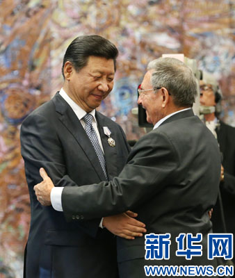 當(dāng)?shù)貢r(shí)間7月22日,國(guó)家主席習(xí)近平在哈瓦那接受古巴政府授予的“何塞·馬蒂”勛章。古巴國(guó)務(wù)委員會(huì)主席兼部長(zhǎng)會(huì)議主席勞爾·卡斯特羅為習(xí)近平佩戴勛章。新華社記者劉衛(wèi)兵攝 當(dāng)?shù)貢r(shí)間7月22日,國(guó)家主席習(xí)近平在哈瓦那接受古巴政府授予的“何塞·馬蒂”勛章。古巴國(guó)務(wù)委員會(huì)主席兼部長(zhǎng)會(huì)議主席勞爾·卡斯特羅為習(xí)近平佩戴勛章。新華社記者劉衛(wèi)兵攝