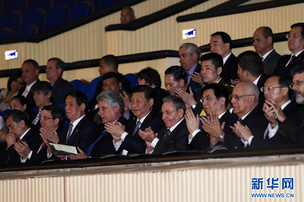 出當地時間7月22日,國家主席習近平在哈瓦那與古巴國務委員會主席兼部長會議主席勞爾·卡斯特羅共同觀看中古芭蕾舞聯合演出。新華社記者李學仁攝       出當地時間7月22日,國家主席習近平在哈瓦那與古巴國務委員會主席兼部長會議主席勞爾·卡斯特羅共同觀看中古芭蕾舞聯合演出。新華社記者李學仁攝