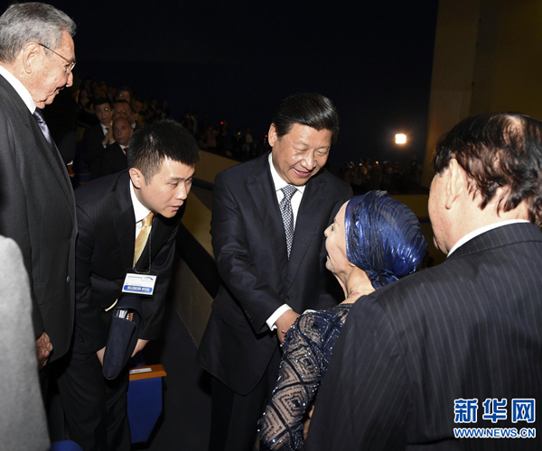 當地時間7月22日,國家主席習近平在哈瓦那與古巴國務委員會主席兼部長會議主席勞爾·卡斯特羅共同觀看中古芭蕾舞聯合演出。新華社記者李學仁攝      當地時間7月22日,國家主席習近平在哈瓦那與古巴國務委員會主席兼部長會議主席勞爾·卡斯特羅共同觀看中古芭蕾舞聯合演出。新華社記者李學仁攝