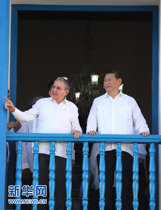這是習近平在勞爾陪同下參觀圣地亞哥市政府時一同走上二層陽臺。1959年1月1日,菲德爾·卡斯特羅就是站在這里宣布古巴革命勝利。新華社記者蘭紅光 攝  這是習近平在勞爾陪同下參觀圣地亞哥市政府時一同走上二層陽臺。1959年1月1日,菲德爾·卡斯特羅就是站在這里宣布古巴革命勝利。新華社記者蘭紅光 攝