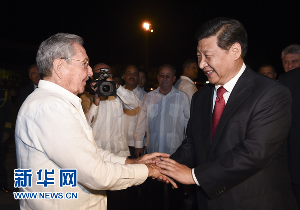 當地時間7月23日,國家主席習近平結束對古巴的訪問,離開圣地亞哥,啟程回國。這是古巴國務委員會主席兼部長會議主席勞爾·卡斯特羅到機場為習近平送行。新華社記者 李學仁 攝  當地時間7月23日,國家主席習近平結束對古巴的訪問,離開圣地亞哥,啟程回國。這是古巴國務委員會主席兼部長會議主席勞爾·卡斯特羅到機場為習近平送行。新華社記者 李學仁 攝