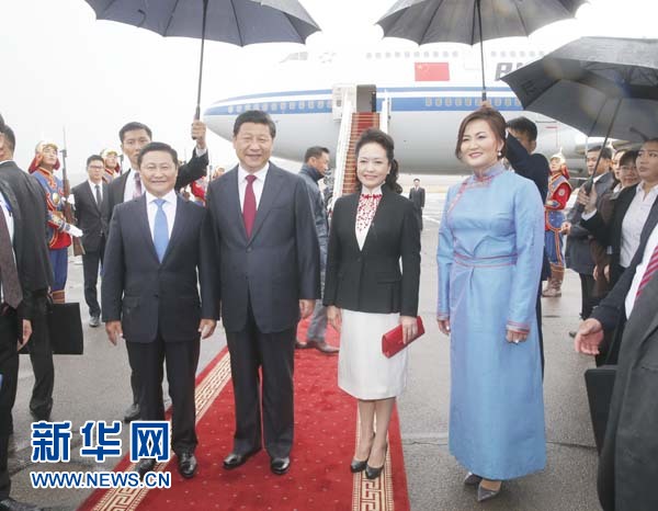8月21日,國家主席習近平抵達烏蘭巴托,開始對蒙古國進行國事訪問。習近平和夫人彭麗媛在機場受到蒙古國總理阿勒坦呼亞格夫婦熱情迎接。新華社記者鞠鵬攝  8月21日,國家主席習近平抵達烏蘭巴托,開始對蒙古國進行國事訪問。習近平和夫人彭麗媛在機場受到蒙古國總理阿勒坦呼亞格夫婦熱情迎接。新華社記者鞠鵬攝
