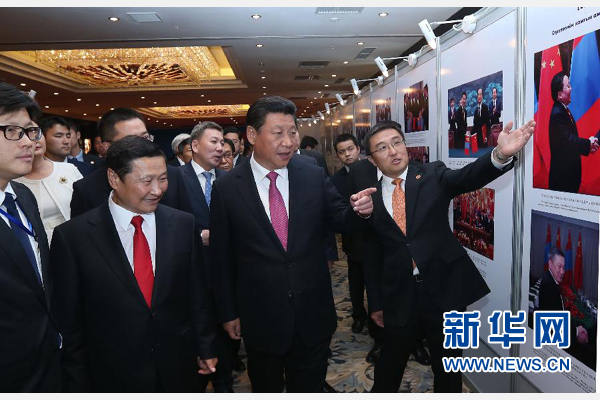 8月22日，國家主席習近平在烏蘭巴托與蒙古國總理阿勒坦呼亞格共同出席中蒙經(jīng)貿(mào)合作回顧展開幕式。 新華社記者 龐興雷 攝 