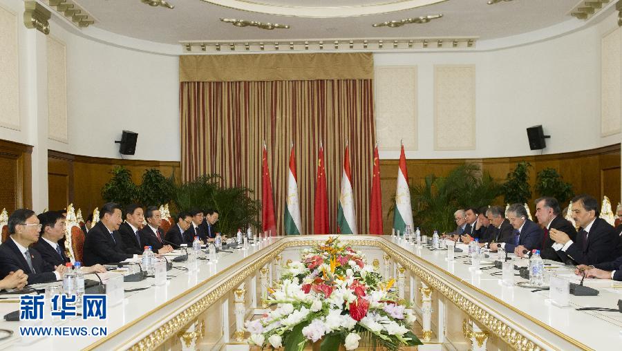 9月13日,國家主席習近平在杜尚別同塔吉克斯坦總統拉赫蒙舉行會談。 新華社記者謝環馳攝  9月13日,國家主席習近平在杜尚別同塔吉克斯坦總統拉赫蒙舉行會談。 新華社記者謝環馳攝