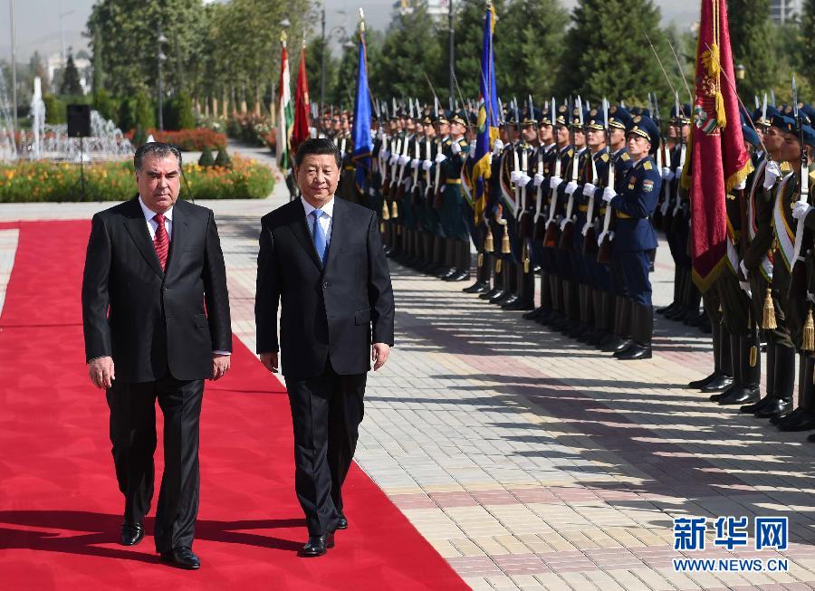 9月13日,國家主席習(xí)近平在杜尚別同塔吉克斯坦總統(tǒng)拉赫蒙舉行會談。會談前,拉赫蒙在民族宮前廣場為習(xí)近平舉行隆重的歡迎儀式。新華社記者馬占成攝  9月13日,國家主席習(xí)近平在杜尚別同塔吉克斯坦總統(tǒng)拉赫蒙舉行會談。會談前,拉赫蒙在民族宮前廣場為習(xí)近平舉行隆重的歡迎儀式。新華社記者馬占成攝