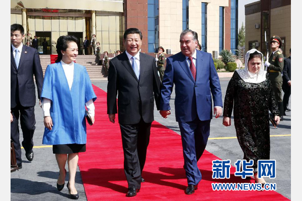 9月14日,國家主席習近平結束對塔吉克斯坦的國事訪問,乘坐專機離開杜尚別。拉赫蒙總統夫婦專程到機場為習近平和夫人彭麗媛送行。新華社記者 鞠鵬 攝  9月14日,國家主席習近平結束對塔吉克斯坦的國事訪問,乘坐專機離開杜尚別。拉赫蒙總統夫婦專程到機場為習近平和夫人彭麗媛送行。新華社記者 鞠鵬 攝