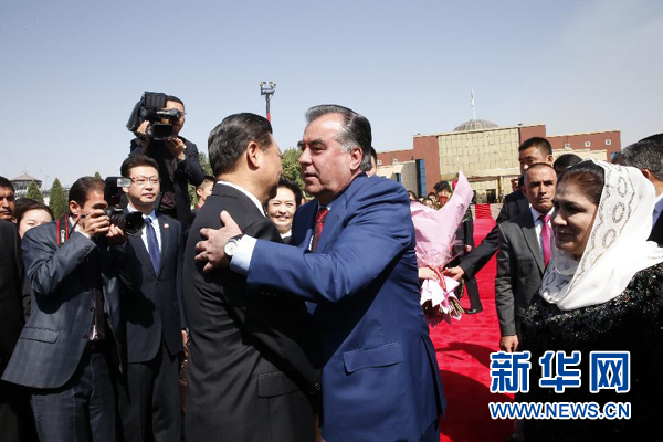 9月14日,國家主席習近平結束對塔吉克斯坦的國事訪問,乘坐專機離開杜尚別。拉赫蒙總統夫婦專程到機場為習近平和夫人彭麗媛送行。新華社記者 鞠鵬 攝  9月14日,國家主席習近平結束對塔吉克斯坦的國事訪問,乘坐專機離開杜尚別。拉赫蒙總統夫婦專程到機場為習近平和夫人彭麗媛送行。新華社記者 鞠鵬 攝