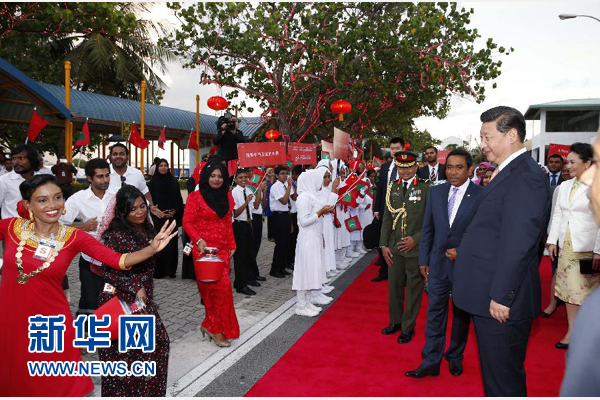  9月14日，國家主席習近平抵達馬累，開始對馬爾代夫進行國事訪問。習近平和夫人彭麗媛在機場受到馬爾代夫總統亞明夫婦的熱情迎接。新華社記者 鞠鵬 攝 