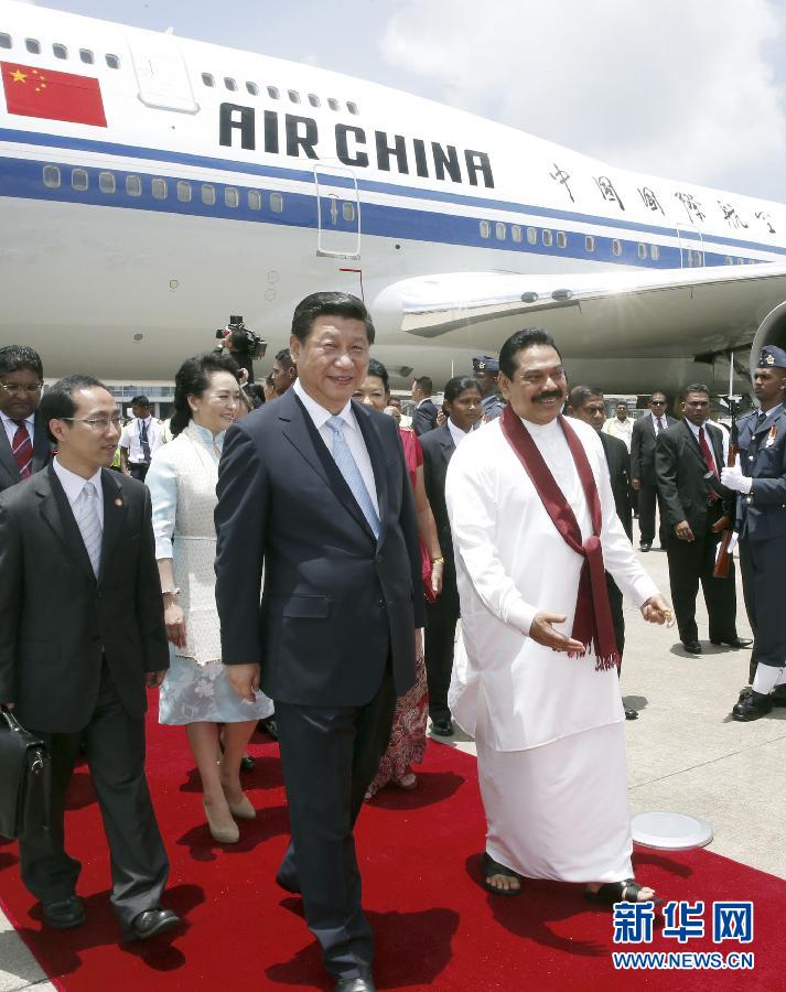 9月16日,國家主席習近平抵達科倫坡,開始對斯里蘭卡進行國事訪問。在班達拉奈克國際機場,習近平和夫人彭麗媛受到拉賈帕克薩總統夫婦熱情迎接。新華社記者鞠鵬攝  9月16日,國家主席習近平抵達科倫坡,開始對斯里蘭卡進行國事訪問。在班達拉奈克國際機場,習近平和夫人彭麗媛受到拉賈帕克薩總統夫婦熱情迎接。新華社記者鞠鵬攝
