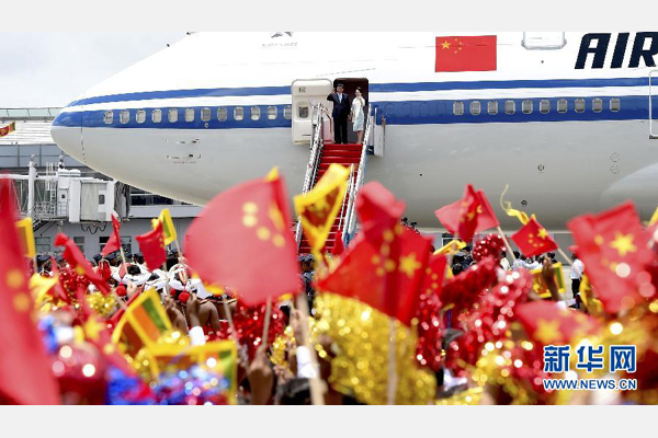 9月16日,國家主席習近平抵達科倫坡,開始對斯里蘭卡進行國事訪問。這是習近平和夫人彭麗媛向歡迎群眾揮手致意。 新華社記者馬占成攝  9月16日,國家主席習近平抵達科倫坡,開始對斯里蘭卡進行國事訪問。這是習近平和夫人彭麗媛向歡迎群眾揮手致意。 新華社記者馬占成攝