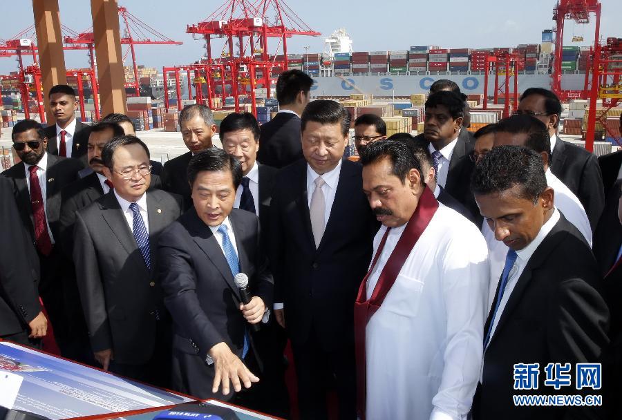 9月17日，國家主席習近平在斯里蘭卡總統拉賈帕克薩陪同下，考察中斯重要合作項目——科倫坡港南集裝箱碼頭。 新華社記者 鞠鵬 攝