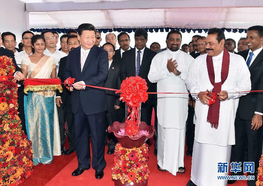 9月17日，國家主席習近平在斯里蘭卡總統拉賈帕克薩陪同下考察中斯港口合作項目。這是習近平和拉賈帕克薩為港口城開工剪彩。 新華社記者李濤 攝