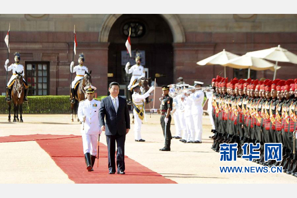 9月18日,國家主席習近平出席印度總統慕克吉在總統府舉行的隆重歡迎儀式。 新華社記者 張鐸 攝 9月18日,國家主席習近平出席印度總統慕克吉在總統府舉行的隆重歡迎儀式。 新華社記者 張鐸 攝