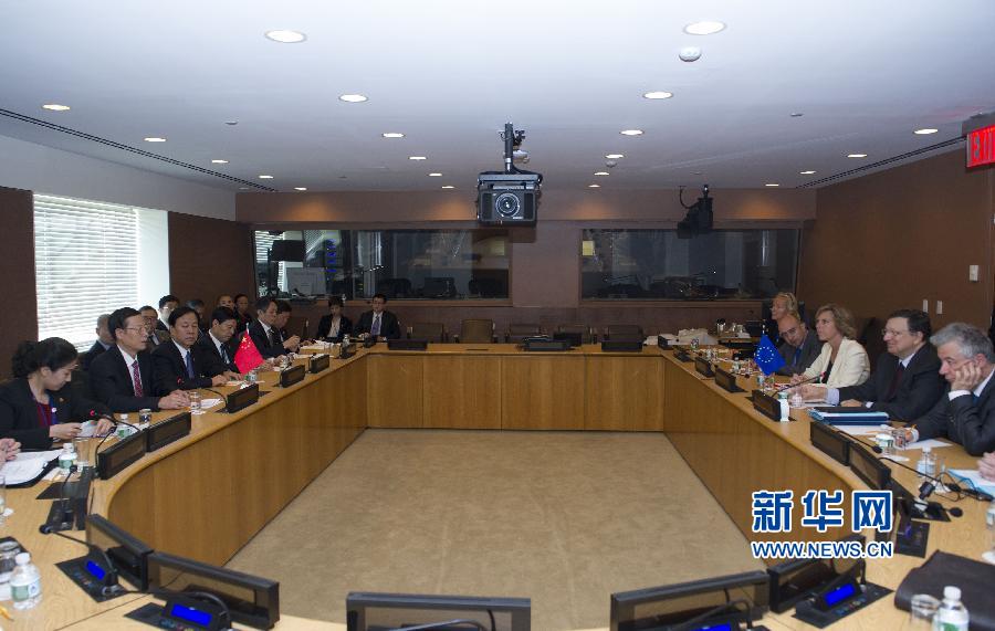 9月23日,正在紐約出席聯(lián)合國氣候峰會的國家主席習(xí)近平特使、國務(wù)院副總理張高麗在紐約聯(lián)合國總部會見歐盟委員會主席巴羅佐。新華社記者 王曄 攝   9月23日,正在紐約出席聯(lián)合國氣候峰會的國家主席習(xí)近平特使、國務(wù)院副總理張高麗在紐約聯(lián)合國總部會見歐盟委員會主席巴羅佐。新華社記者 王曄 攝