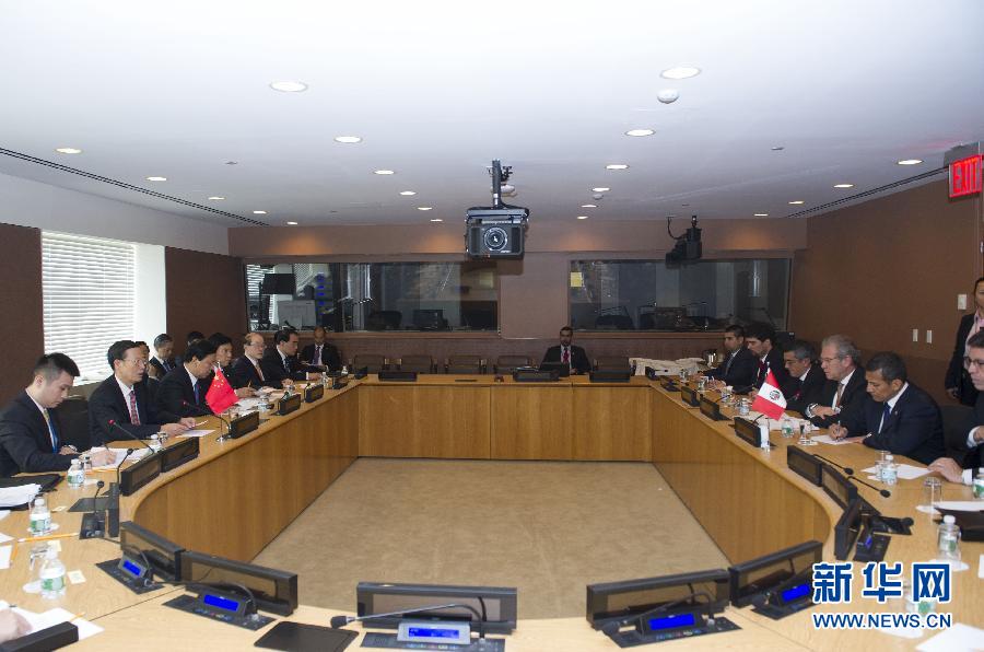 9月23日,出席聯(lián)合國氣候峰會的國家主席習近平特使、國務院副總理張高麗在紐約聯(lián)合國總部會見秘魯總統(tǒng)烏馬拉。 新華社記者 王曄 攝  9月23日,出席聯(lián)合國氣候峰會的國家主席習近平特使、國務院副總理張高麗在紐約聯(lián)合國總部會見秘魯總統(tǒng)烏馬拉。 新華社記者 王曄 攝