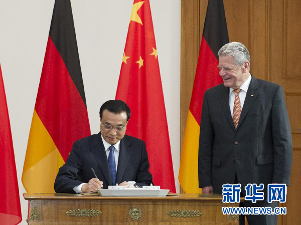 10月10日,國務院總理李克強在柏林會見德國總統(tǒng)高克。這是李克強總理在高克總統(tǒng)的陪同下在貴賓簿上簽字。 新華社記者 王曄 攝  10月10日,國務院總理李克強在柏林會見德國總統(tǒng)高克。這是李克強總理在高克總統(tǒng)的陪同下在貴賓簿上簽字。 新華社記者 王曄 攝