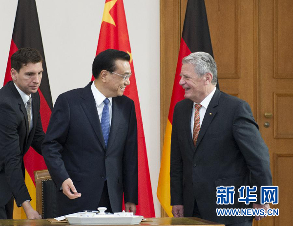 10月10日,國務院總理李克強在柏林會見德國總統(tǒng)高克。這是李克強總理與高克總統(tǒng)親切交談。 新華社記者 王曄 攝  10月10日,國務院總理李克強在柏林會見德國總統(tǒng)高克。這是李克強總理與高克總統(tǒng)親切交談。 新華社記者 王曄 攝