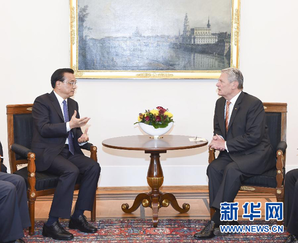 10月10日,國務院總理李克強在柏林會見德國總統高克。 新華社記者 李學仁 攝 10月10日,國務院總理李克強在柏林會見德國總統高克。 新華社記者 李學仁 攝