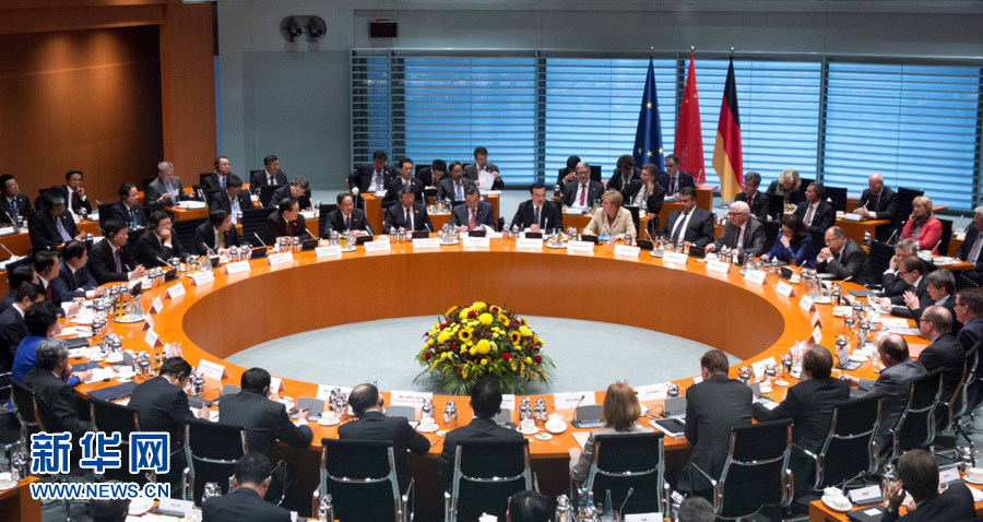 10月10日,中國國務(wù)院總理李克強在柏林與德國總理默克爾共同主持第三輪中德政府磋商。 新華社記者 李學(xué)仁 攝  10月10日,中國國務(wù)院總理李克強在柏林與德國總理默克爾共同主持第三輪中德政府磋商。 新華社記者 李學(xué)仁 攝