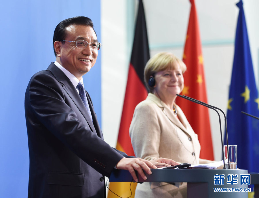 10月10日,國務院總理李克強在柏林與德國總理默克爾圓滿結束第三輪中德政府磋商后共同會見記者。 新華社記者 李學仁 攝  10月10日,國務院總理李克強在柏林與德國總理默克爾圓滿結束第三輪中德政府磋商后共同會見記者。 新華社記者 李學仁 攝