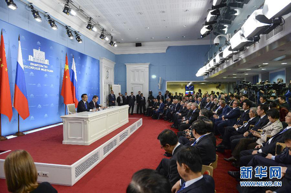 10月13日,國務(wù)院總理李克強(qiáng)在莫斯科與俄羅斯總理梅德韋杰夫圓滿結(jié)束中俄總理第十九次定期會晤后共同會見記者。 新華社記者李學(xué)仁攝 10月13日,國務(wù)院總理李克強(qiáng)在莫斯科與俄羅斯總理梅德韋杰夫圓滿結(jié)束中俄總理第十九次定期會晤后共同會見記者。 新華社記者李學(xué)仁攝