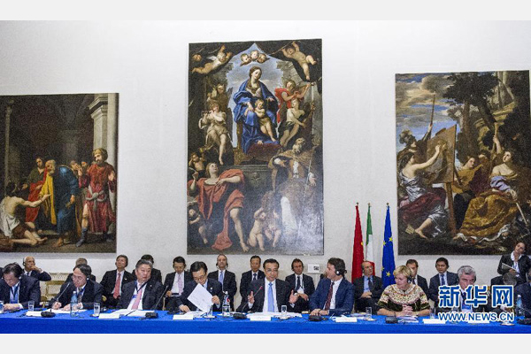 10月14日，中國(guó)國(guó)務(wù)院總理李克強(qiáng)在羅馬巴爾貝里尼宮與意大利總理倫齊共同會(huì)見(jiàn)中意企業(yè)家委員會(huì)委員及企業(yè)家代表并致辭。 新華社記者 王曄攝 