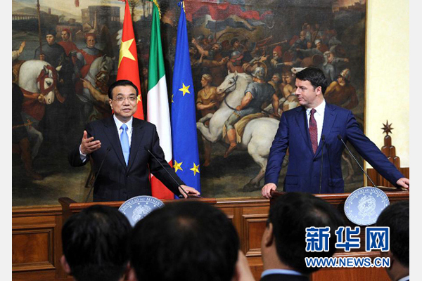 10月14日,中國國務院總理李克強與意大利總理倫齊在羅馬舉行會談后共同會見記者。 新華社記者 饒愛民 攝  10月14日,中國國務院總理李克強與意大利總理倫齊在羅馬舉行會談后共同會見記者。 新華社記者 饒愛民 攝