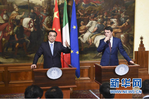 10月14日,國務院總理李克強在羅馬與意大利總理倫齊舉行會談后共同會見記者。 新華社記者 李學仁 攝 10月14日,國務院總理李克強在羅馬與意大利總理倫齊舉行會談后共同會見記者。 新華社記者 李學仁 攝
