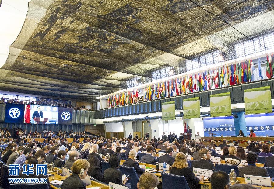 10月15日，中國(guó)國(guó)務(wù)院總理李克強(qiáng)在格拉齊亞諾總干事的陪同下在位于羅馬的聯(lián)合國(guó)糧農(nóng)組織總部發(fā)表演講。 新華社記者 王曄 攝 