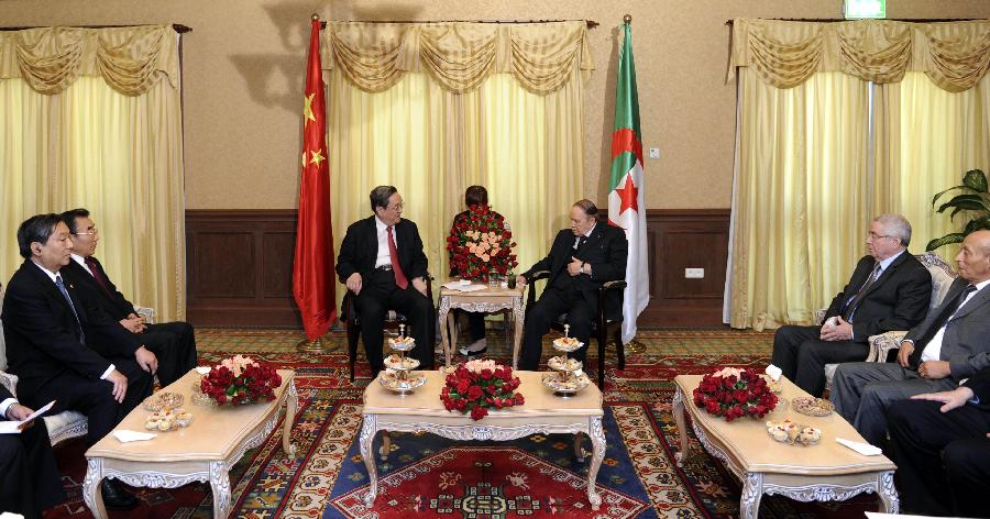 11月2日，正在阿爾及利亞進(jìn)行正式友好訪問(wèn)的全國(guó)政協(xié)主席俞正聲在阿爾及爾會(huì)見(jiàn)阿總統(tǒng)布特弗利卡。 新華社記者 張鐸 攝