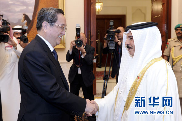 11月6日,正在巴林進行正式友好訪問的全國政協主席俞正聲在麥納麥會見巴林國王哈馬德。 新華社記者 張鐸 攝 11月6日,正在巴林進行正式友好訪問的全國政協主席俞正聲在麥納麥會見巴林國王哈馬德。 新華社記者 張鐸 攝