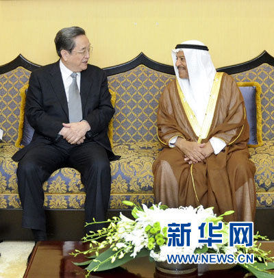 11月6日,正在巴林進行正式友好訪問的全國政協主席俞正聲在麥納麥與巴林協商會議主席阿里舉行會談。 新華社記者 張鐸 攝 11月6日,正在巴林進行正式友好訪問的全國政協主席俞正聲在麥納麥與巴林協商會議主席阿里舉行會談。 新華社記者 張鐸 攝