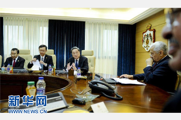 11月9日,正在約旦進行正式友好訪問的全國政協主席俞正聲在安曼會見約旦首相恩蘇爾。 新華社記者 張鐸 攝  11月9日,正在約旦進行正式友好訪問的全國政協主席俞正聲在安曼會見約旦首相恩蘇爾。 新華社記者 張鐸 攝