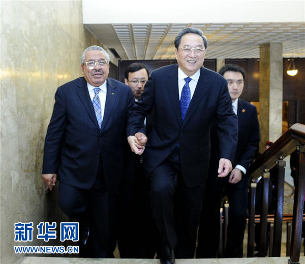 11月9日,正在約旦進行正式友好訪問的全國政協主席俞正聲在安曼與約旦參議長拉瓦比德進行會談。這是會談前,俞正聲與拉瓦比德攜手步入會場。新華社記者 張鐸 攝  11月9日,正在約旦進行正式友好訪問的全國政協主席俞正聲在安曼與約旦參議長拉瓦比德進行會談。這是會談前,俞正聲與拉瓦比德攜手步入會場。新華社記者 張鐸 攝