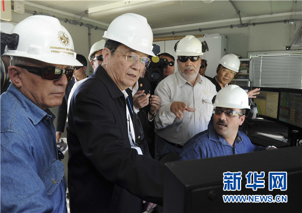 11月8日,正在約旦進行正式友好訪問的全國政協主席俞正聲在安曼參觀阿拉伯鉀肥公司。這是俞正聲在采鹽船上仔細詢問開采情況。 新華社記者 張鐸 攝 11月8日,正在約旦進行正式友好訪問的全國政協主席俞正聲在安曼參觀阿拉伯鉀肥公司。這是俞正聲在采鹽船上仔細詢問開采情況。 新華社記者 張鐸 攝