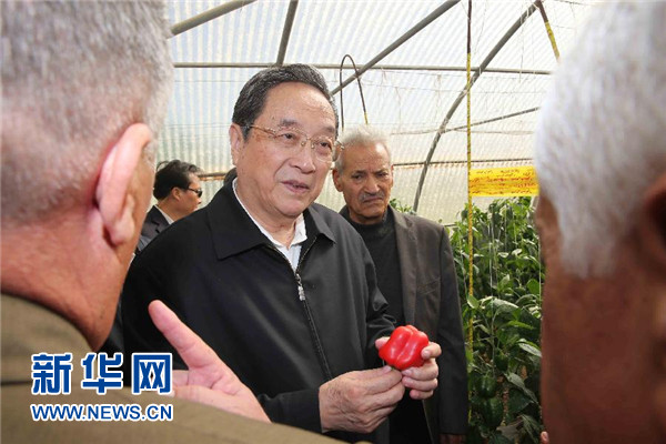 11月8日,正在約旦進行正式友好訪問的全國政協主席俞正聲在約旦河谷參觀碩果農業合作社。 新華社記者 劉衛兵 攝  11月8日,正在約旦進行正式友好訪問的全國政協主席俞正聲在約旦河谷參觀碩果農業合作社。 新華社記者 劉衛兵 攝