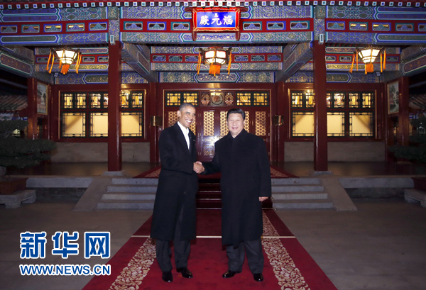 11月11日晚,國家主席習近平在中南海同美國總統奧巴馬舉行會晤。這是兩國元首在瀛臺涵元殿前握手。 新華社記者鞠鵬攝 11月11日晚,國家主席習近平在中南海同美國總統奧巴馬舉行會晤。這是兩國元首在瀛臺涵元殿前握手。 新華社記者鞠鵬攝