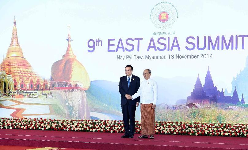 11月13日,中國國務院總理李克強在內(nèi)比都出席第九屆東亞峰會并發(fā)言。這是峰會開始前,東盟輪值主席國緬甸聯(lián)邦共和國總統(tǒng)吳登盛迎接李克強總理。新華社記者 李濤 攝  11月13日,中國國務院總理李克強在內(nèi)比都出席第九屆東亞峰會并發(fā)言。這是峰會開始前,東盟輪值主席國緬甸聯(lián)邦共和國總統(tǒng)吳登盛迎接李克強總理。新華社記者 李濤 攝