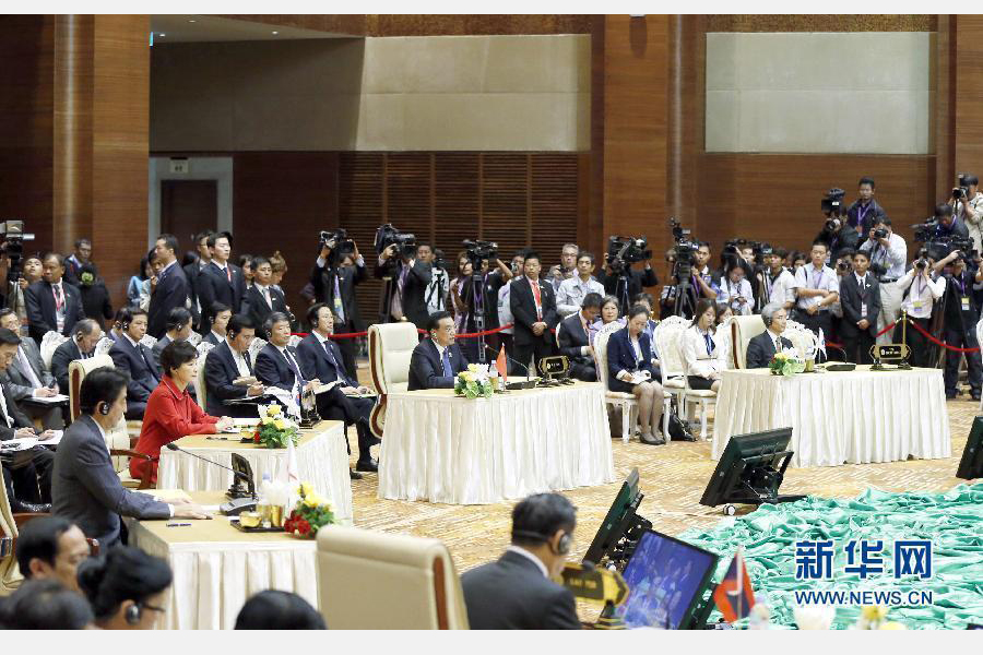 11月13日,中國國務(wù)院總理李克強在緬甸首都內(nèi)比都出席第17次東盟與中日韓(10+3)領(lǐng)導(dǎo)人會議。這是李克強在會議上講話。 新華社記者 鞠鵬 攝 11月13日,中國國務(wù)院總理李克強在緬甸首都內(nèi)比都出席第17次東盟與中日韓(10+3)領(lǐng)導(dǎo)人會議。這是李克強在會議上講話。 新華社記者 鞠鵬 攝