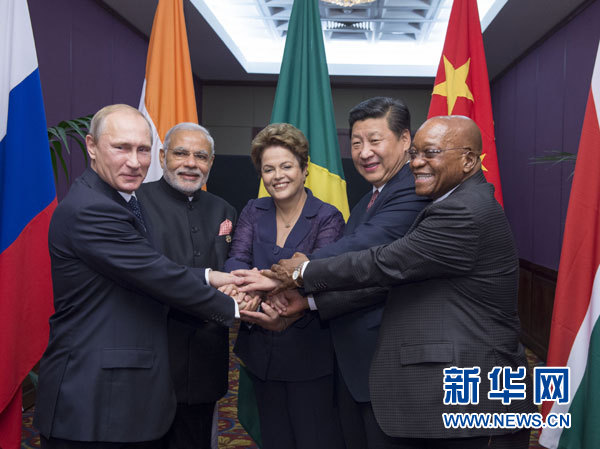 11月15日,金磚國家領導人非正式會晤在澳大利亞布里斯班舉行,中國國家主席習近平、巴西總統羅塞夫、俄羅斯總統普京、印度總理莫迪、南非總統祖馬出席。這是五國領導人在會晤前合影。新華社記者李學仁攝 11月15日,金磚國家領導人非正式會晤在澳大利亞布里斯班舉行,中國國家主席習近平、巴西總統羅塞夫、俄羅斯總統普京、印度總理莫迪、南非總統祖馬出席。這是五國領導人在會晤前合影。新華社記者李學仁攝