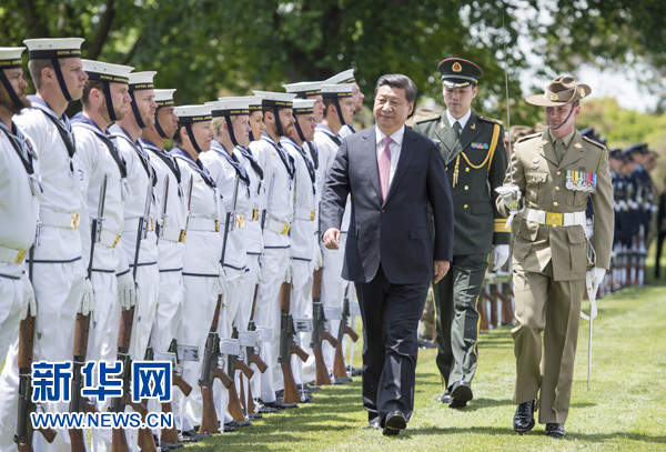 11月17日,中國國家主席習近平在堪培拉會見澳大利亞總督科斯格羅夫。會見前,科斯格羅夫在總督府草坪為習近平舉行隆重歡迎儀式。新華社記者謝環馳 攝  11月17日,中國國家主席習近平在堪培拉會見澳大利亞總督科斯格羅夫。會見前,科斯格羅夫在總督府草坪為習近平舉行隆重歡迎儀式。新華社記者謝環馳 攝