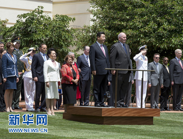 11月17日,中國國家主席習近平在堪培拉會見澳大利亞總督科斯格羅夫。會見前,科斯格羅夫在總督府草坪為習近平舉行隆重歡迎儀式。習近平和夫人彭麗媛抵達時,受到科斯格羅夫總督夫婦熱情迎接。新華社記者李學仁 攝  11月17日,中國國家主席習近平在堪培拉會見澳大利亞總督科斯格羅夫。會見前,科斯格羅夫在總督府草坪為習近平舉行隆重歡迎儀式。習近平和夫人彭麗媛抵達時,受到科斯格羅夫總督夫婦熱情迎接。新華社記者李學仁 攝