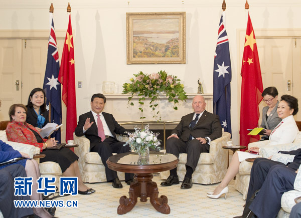 11月17日,中國國家主席習近平在堪培拉會見澳大利亞總督科斯格羅夫。會見前,科斯格羅夫在總督府草坪為習近平舉行隆重歡迎儀式。習近平和夫人彭麗媛抵達時,受到科斯格羅夫總督夫婦熱情迎接。新華社記者黃敬文 攝  11月17日,中國國家主席習近平在堪培拉會見澳大利亞總督科斯格羅夫。會見前,科斯格羅夫在總督府草坪為習近平舉行隆重歡迎儀式。習近平和夫人彭麗媛抵達時,受到科斯格羅夫總督夫婦熱情迎接。新華社記者黃敬文 攝