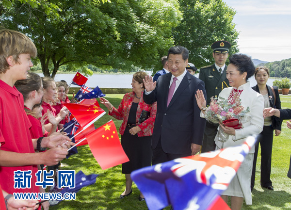 11月17日,中國國家主席習近平在堪培拉會見澳大利亞總督科斯格羅夫。會見前,科斯格羅夫在總督府草坪為習近平舉行隆重歡迎儀式。習近平和夫人彭麗媛抵達時,受到科斯格羅夫總督夫婦熱情迎接。新華社記者謝環馳 攝  11月17日,中國國家主席習近平在堪培拉會見澳大利亞總督科斯格羅夫。會見前,科斯格羅夫在總督府草坪為習近平舉行隆重歡迎儀式。習近平和夫人彭麗媛抵達時,受到科斯格羅夫總督夫婦熱情迎接。新華社記者謝環馳 攝