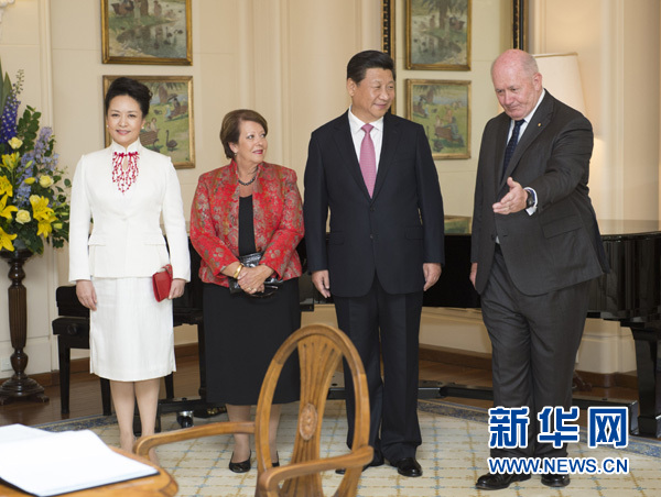 11月17日,中國國家主席習近平在堪培拉會見澳大利亞總督科斯格羅夫。會見前,科斯格羅夫在總督府草坪為習近平舉行隆重歡迎儀式。習近平和夫人彭麗媛抵達時,受到科斯格羅夫總督夫婦熱情迎接。新華社記者黃敬文 攝  11月17日,中國國家主席習近平在堪培拉會見澳大利亞總督科斯格羅夫。會見前,科斯格羅夫在總督府草坪為習近平舉行隆重歡迎儀式。習近平和夫人彭麗媛抵達時,受到科斯格羅夫總督夫婦熱情迎接。新華社記者黃敬文 攝