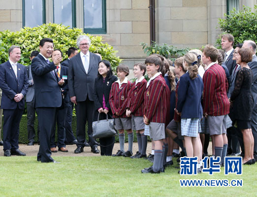 11月18日，國家主席習近平在澳大利亞塔斯馬尼亞州與朗塞斯頓市斯科奇－歐克伯恩小學的小學生共同植樹。新華社記者 姚大偉 攝